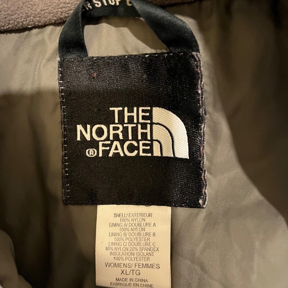 The North Face women’s ski/ winter jacket in light blue and cream. - Picture 3 of 4